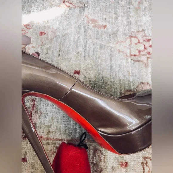 LOUBOUTIN GOLD BIANCA PUMPS 39.5 STILETTO PLATFORM ~US 8.5-9 BEIGE BRONZE